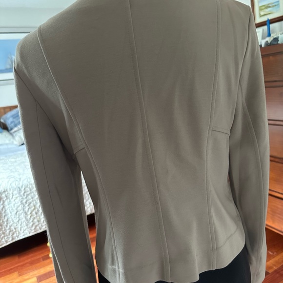 APT light weight jacket. Size M. - Picture 4 of 7